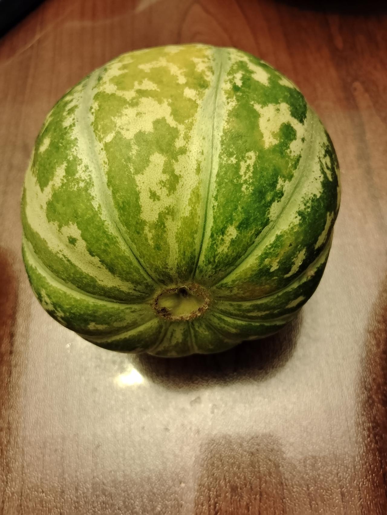 感觉今年的水果特别便宜了，最近我们买的绵瓜，烧瓜和甜瓜才两块钱一斤，麒麟西瓜一块