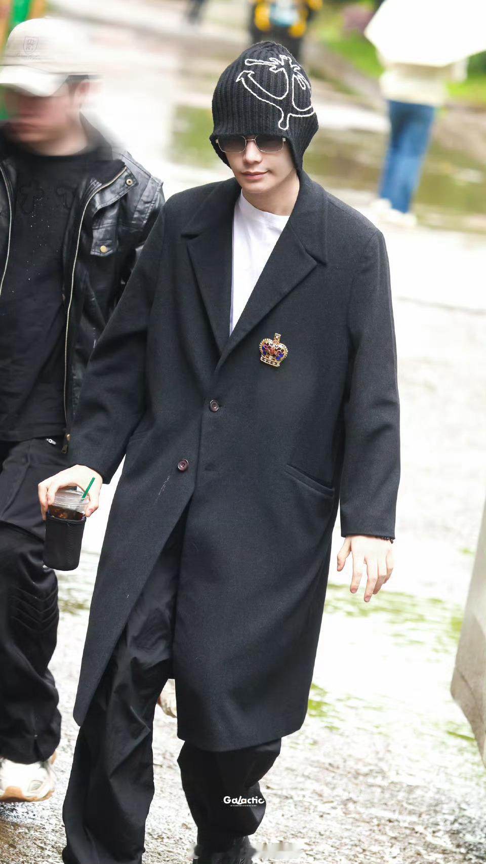 丁禹兮上班的穿搭依旧酷酷的～墨镜风衣冷帽