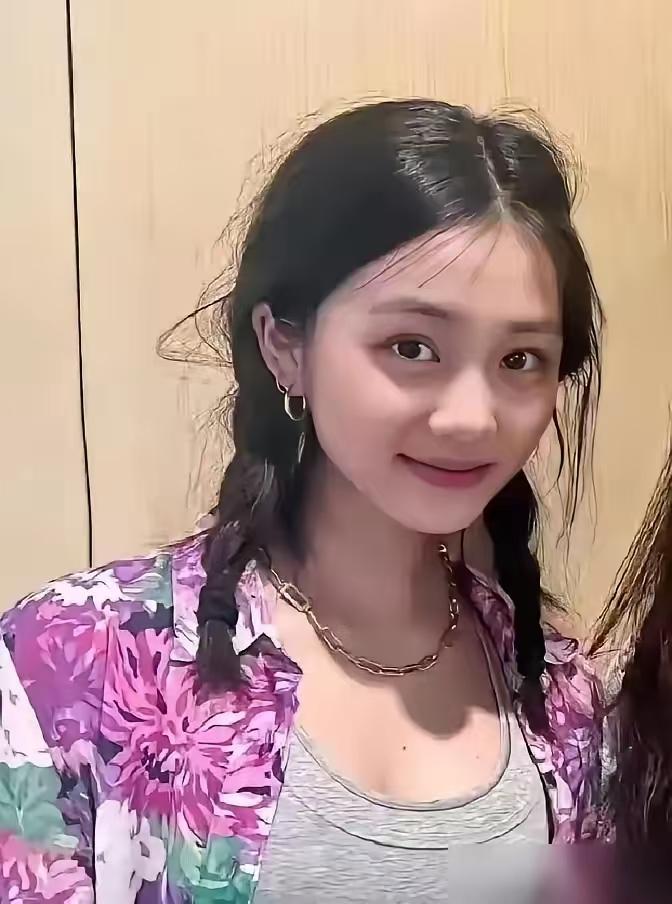 黄多多一年烧掉400万，我想不通磊哥支持女儿留学打耳钉，鼻环，15岁恋爱，看来是