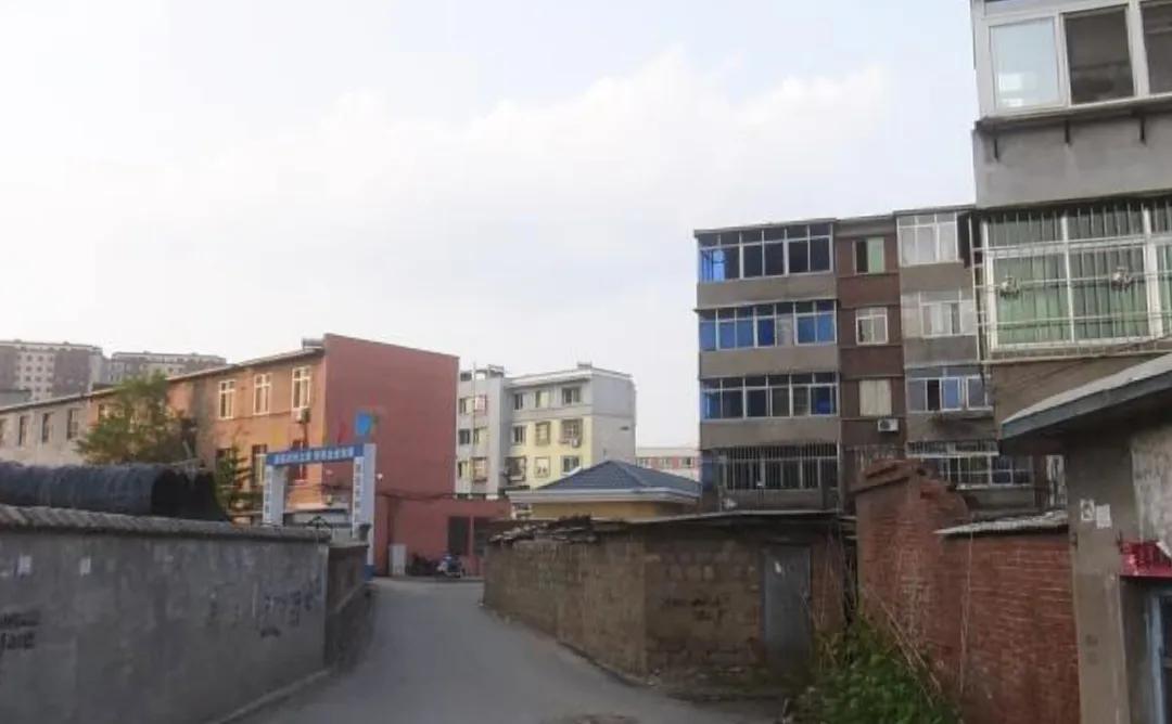 凤城市位于辽宁省的东部，是辽宁省丹东市代管之下的一座县级市。凤城市是辽宁省有名的