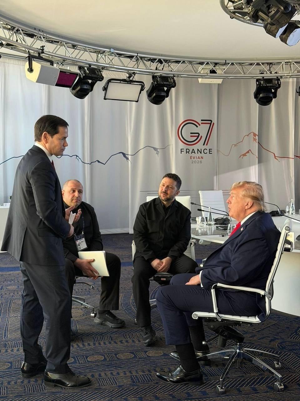 鲁比奥穿不合脚皮鞋参加g7峰会 陪同特朗普出席G7峰会的鲁比奥穿着不合脚的皮鞋，
