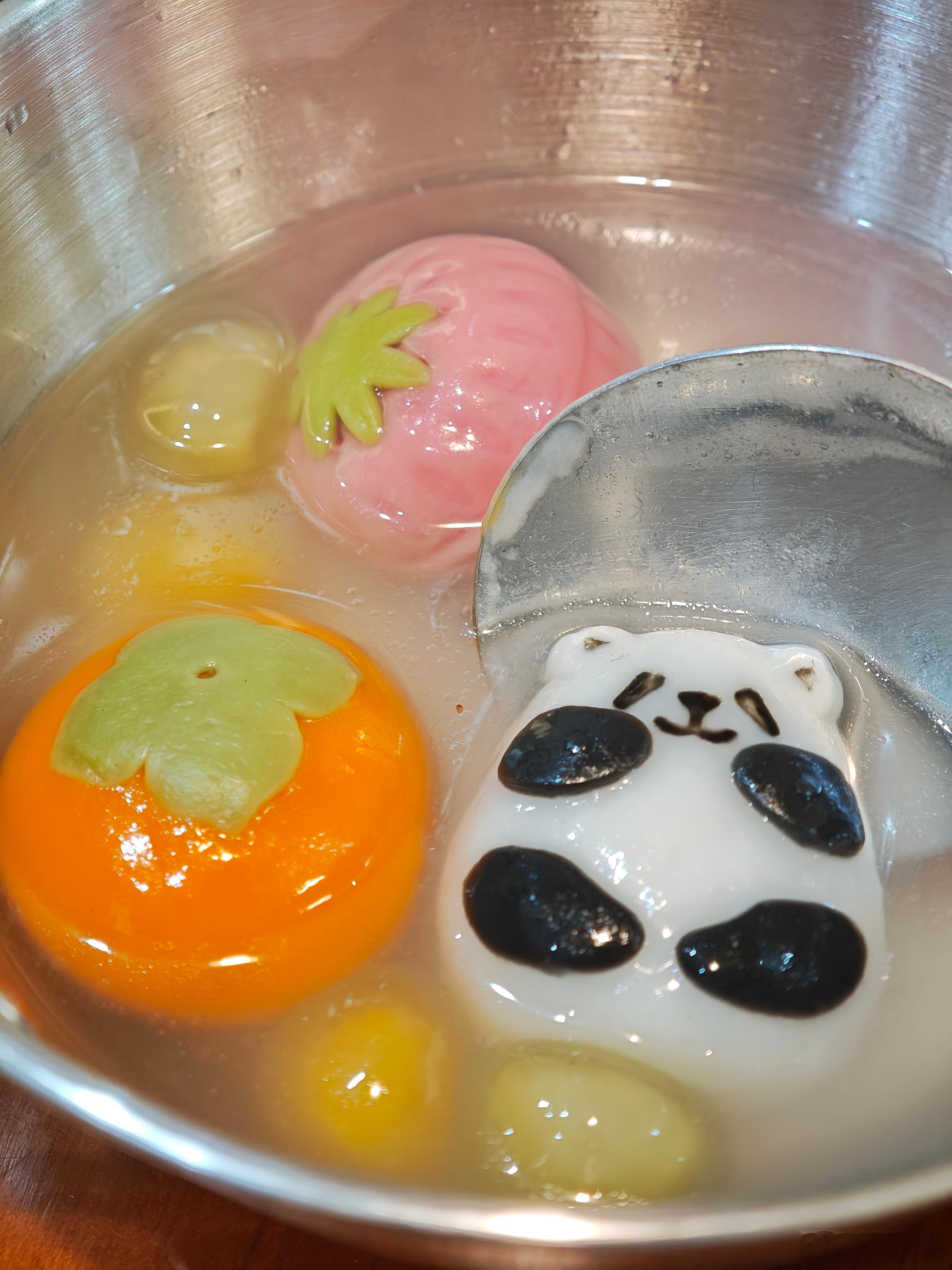 冬至大过年！明天要出差，提前把节过了买了很多种类的汤圆，草莓🍓的最好吃！ 提前