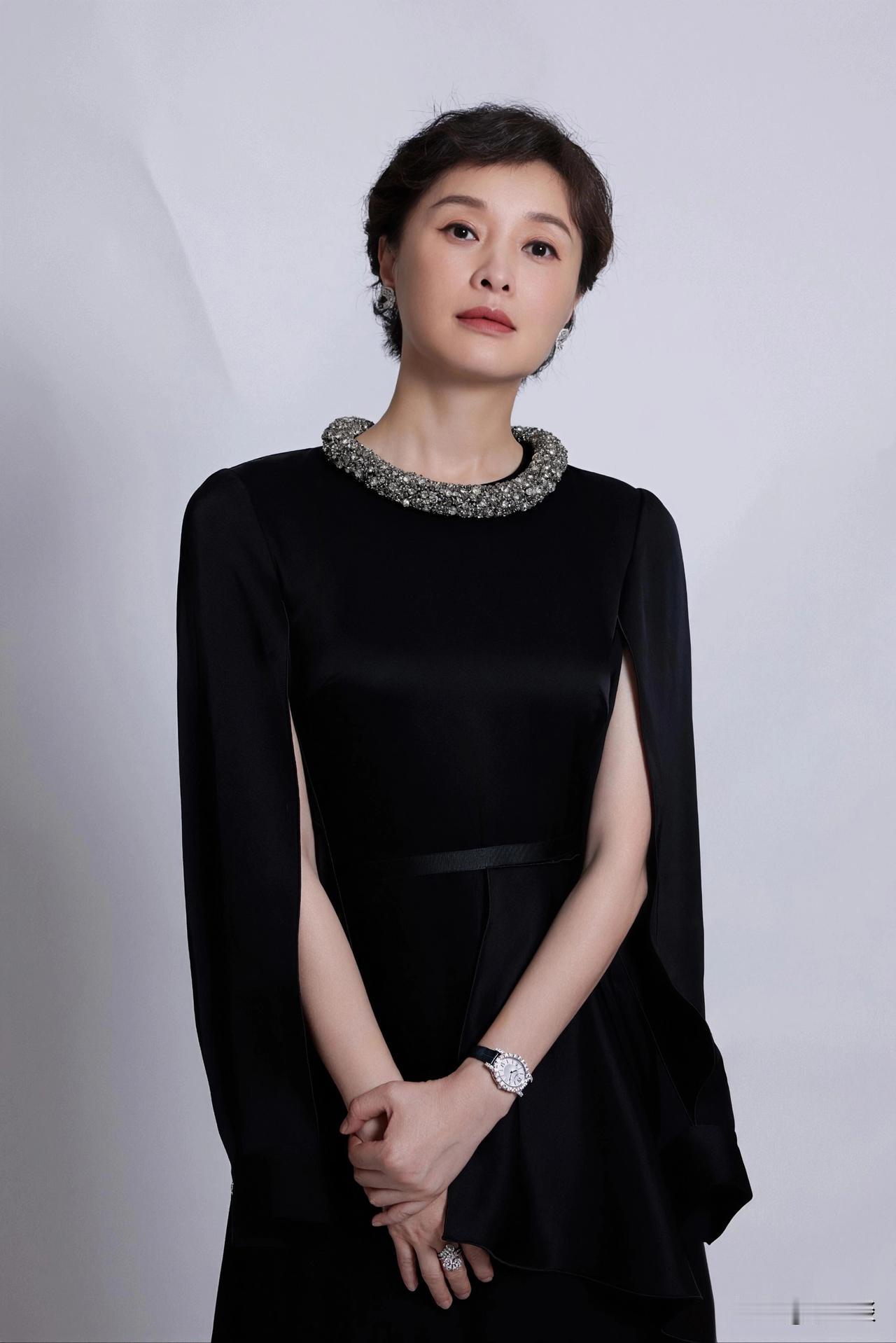 吴越，大快人心。
​不是她拿了白玉兰视后，
而是她很好的证明了自己，哪怕没男人狐