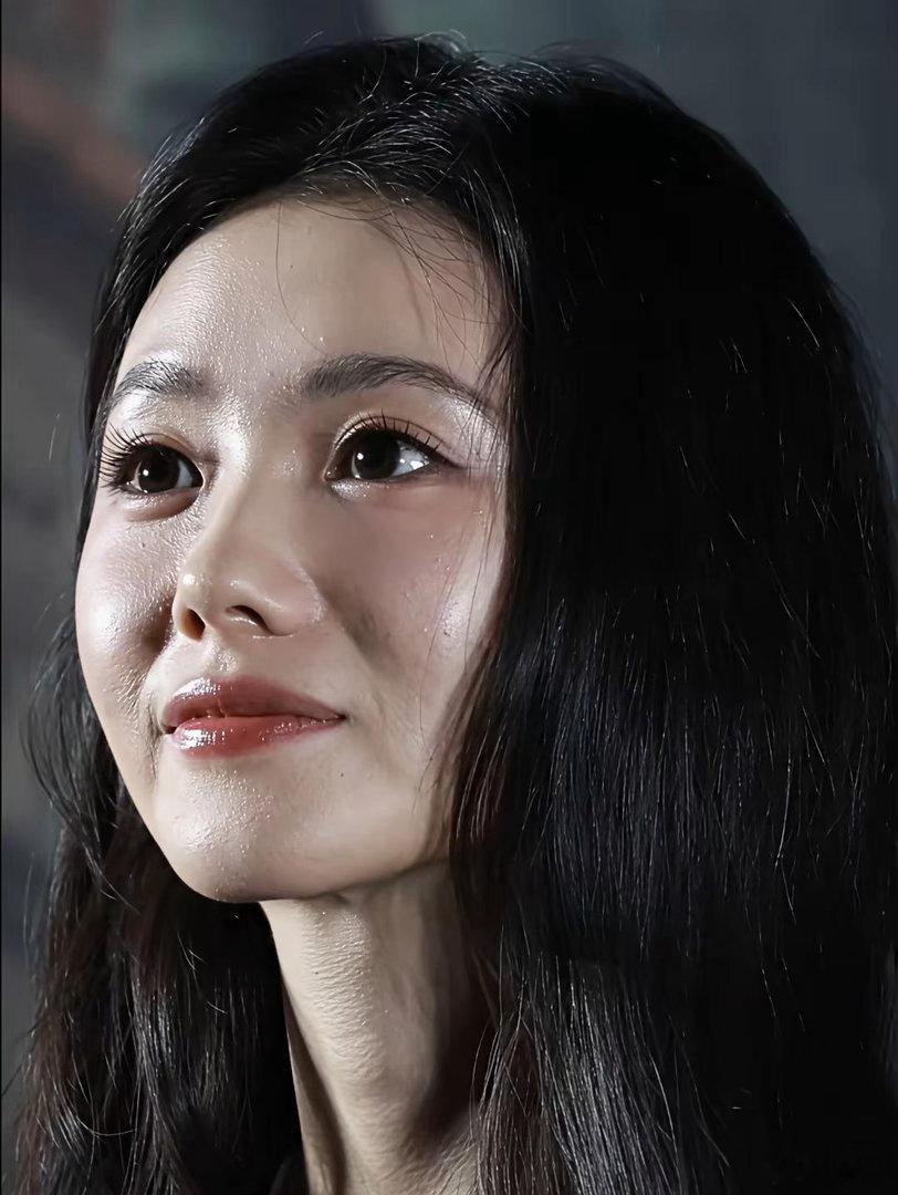 少女感满分！刘浩存肌肤通透细腻，眼眸清澈有光，颜值格外动人。 