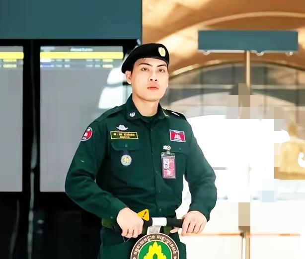 太解气了，又一个电诈链条里的蛀虫被揪出来！9月25日柬埔寨爆出消息，30岁移民警