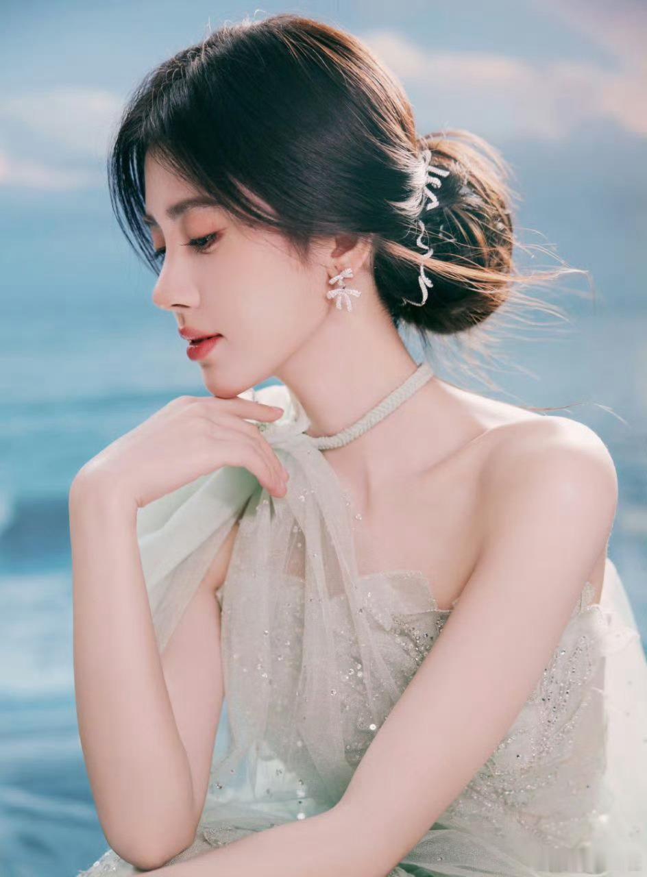 #鞠婧祎薄荷绿长裙#美女身披翠绿长裙，仿佛是大地的女儿，她的美丽和生命力让周围的