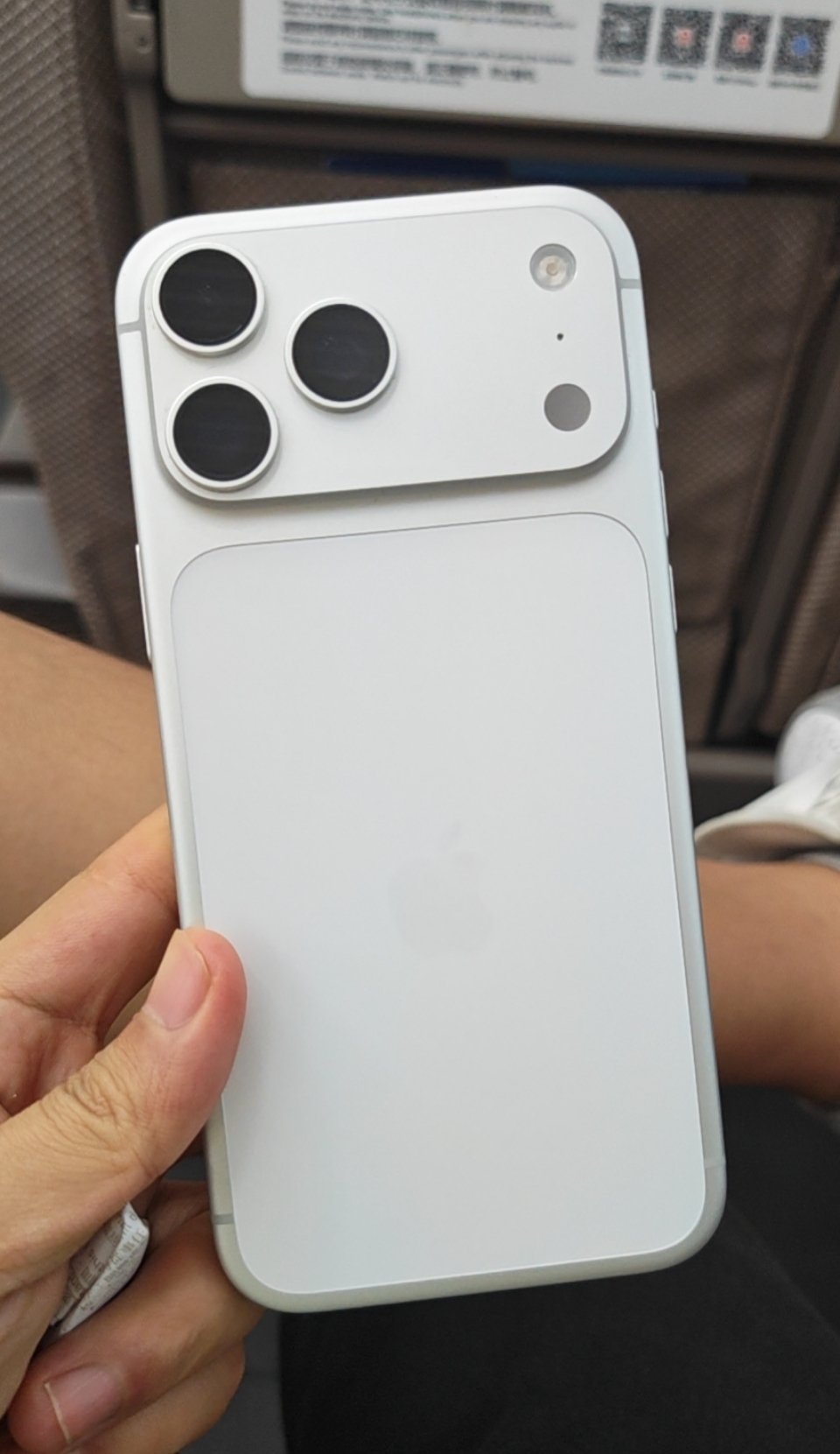 你们的iPhone17 Pro Max是带壳还是裸奔啊 西安
