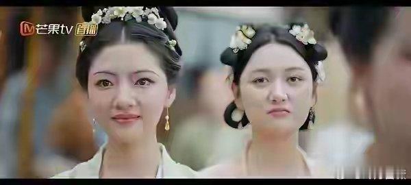 只要女配选得好，她就是最美的女主……感觉她的妆好奇怪，鼻影部分。山根部位用浓重的