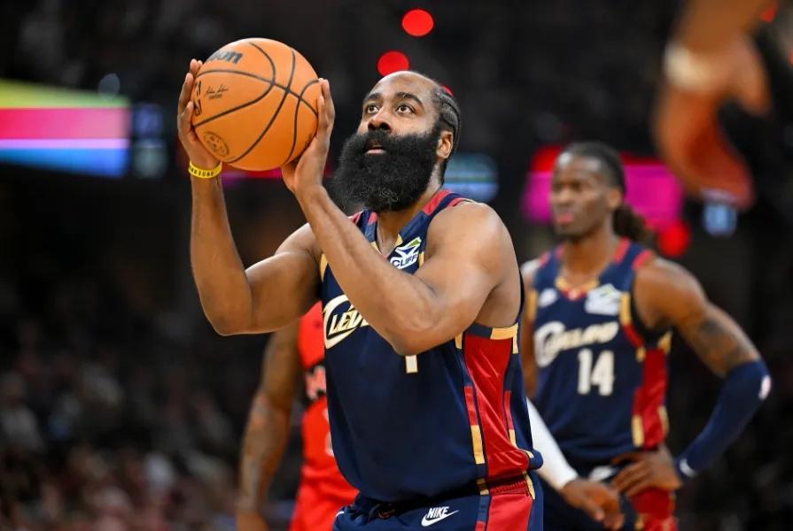 北京时间4月21日，NBA季后赛首轮G2骑士主场对阵猛龙，骑士在哈登、米切尔与莫