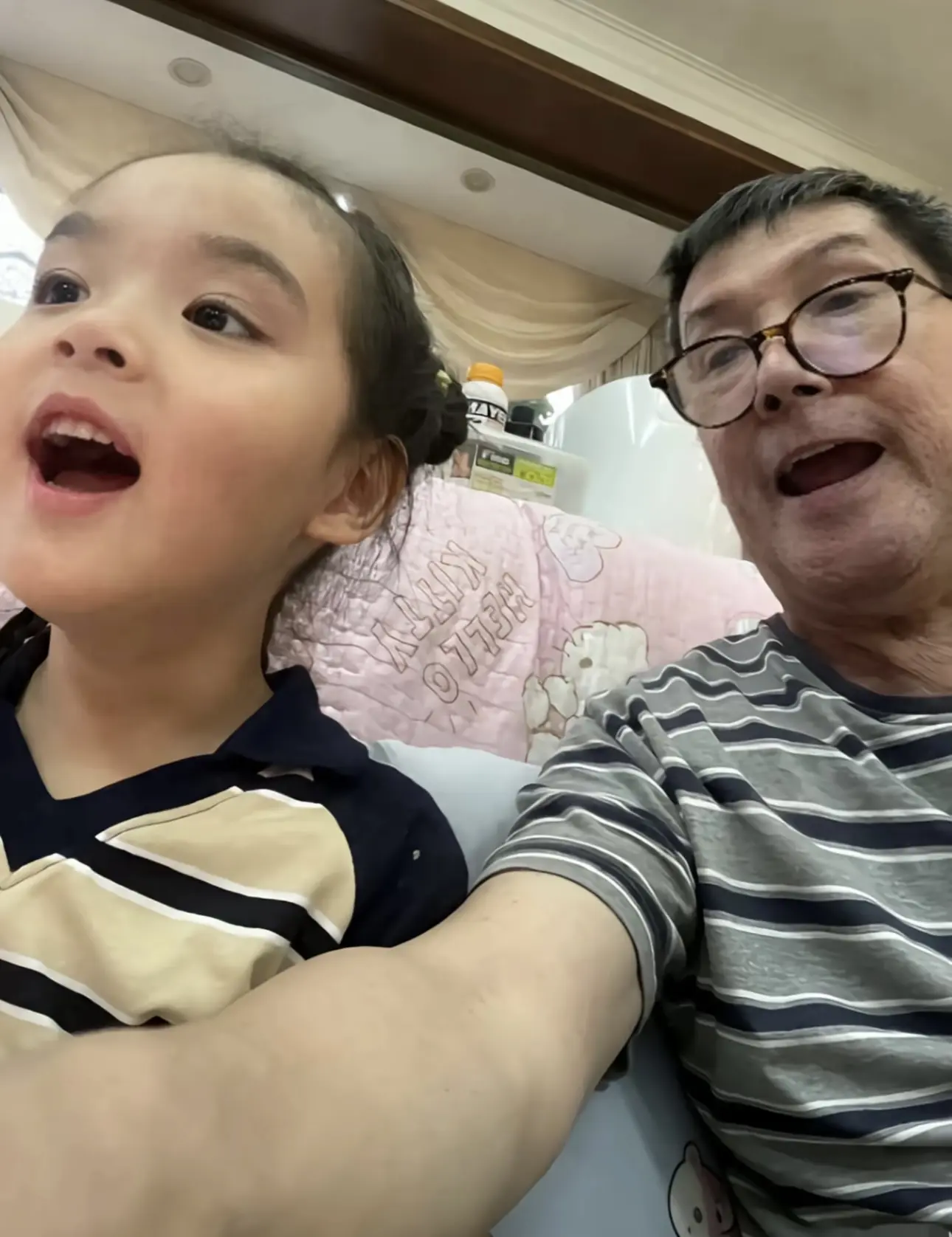 郭爸爸公开外孙正脸，向笙颜值好高。郭碧婷向佐儿子正脸公开，郭爸爸夸外孙...