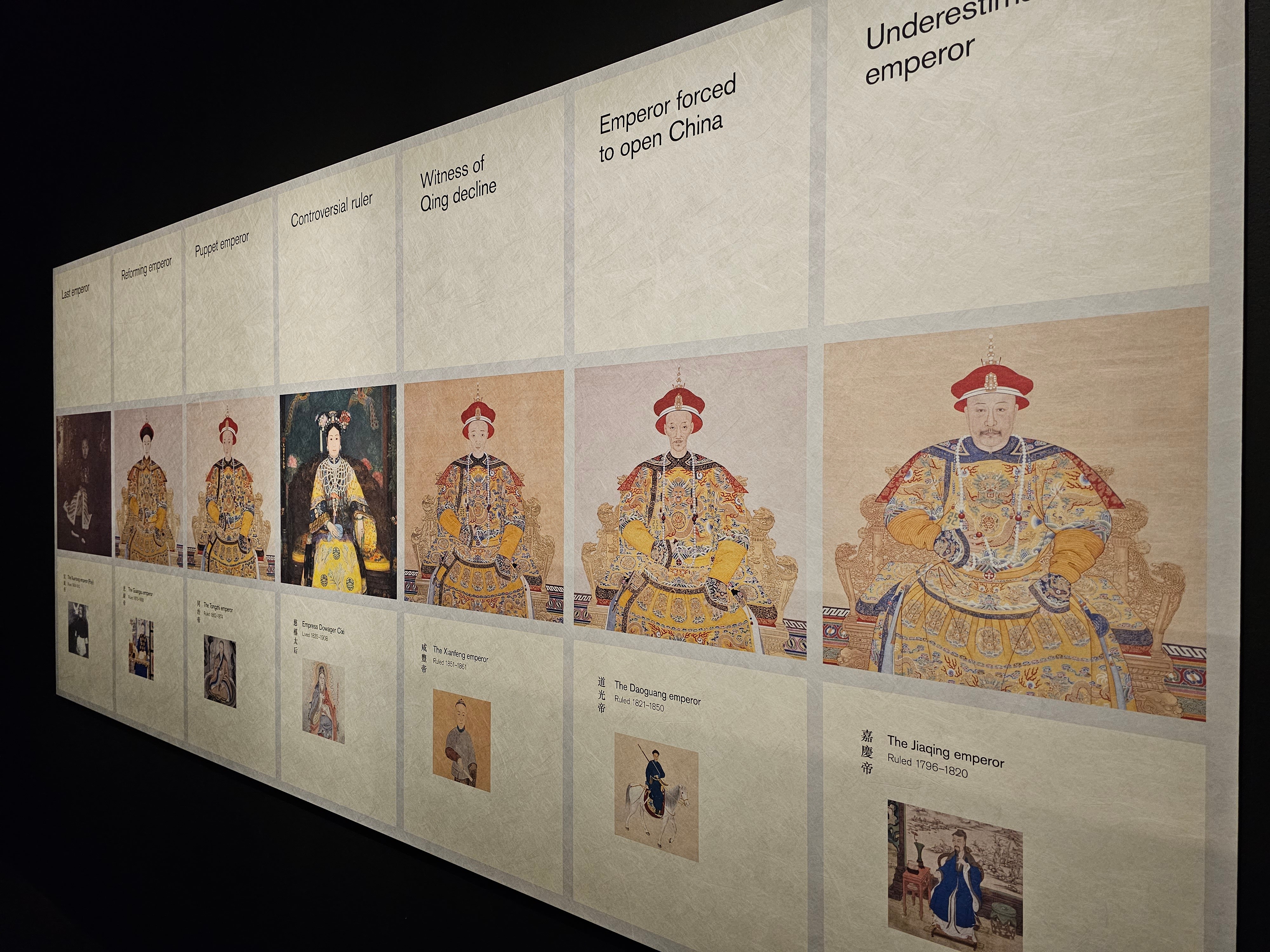 《晚清百态》是人们最不愿意提及的年代，近百年的屈辱与失落从嘉庆到宣统，龙袍凤袍、