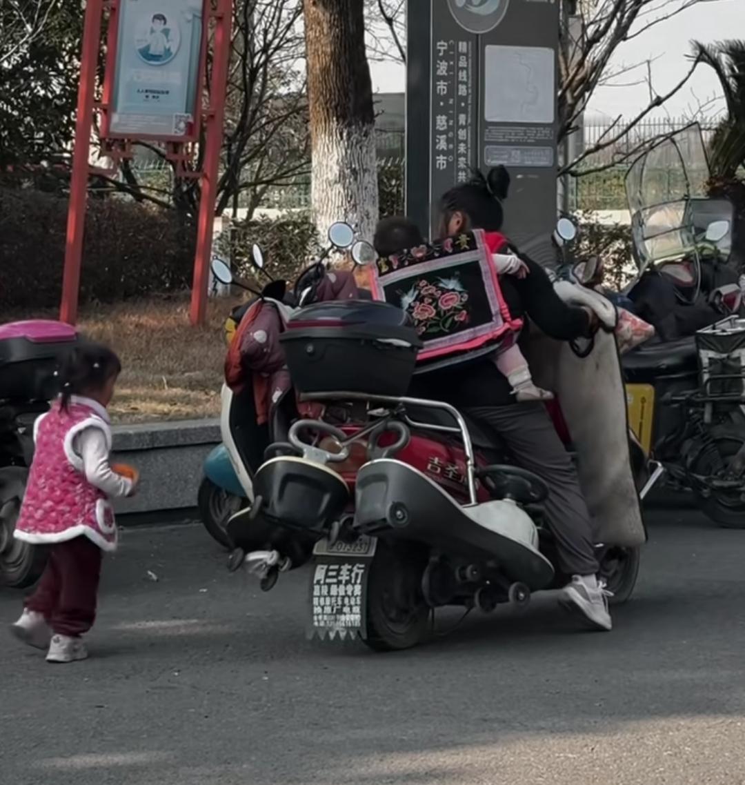 一辆电瓶车，三个年幼的孩子，两辆扭扭车。
你看着心酸吗？一个妈妈，她也曾是个小女