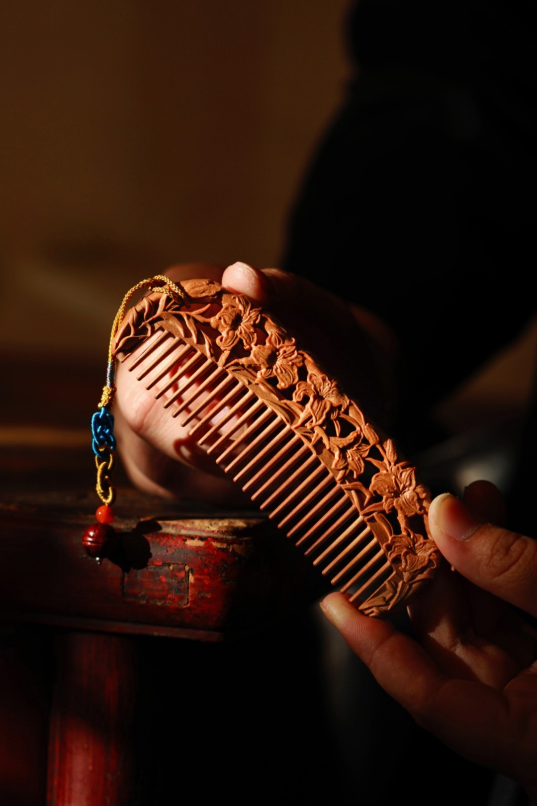 老山檀香【百年好合】木梳木梳，亦是雕花艺术品；镂空雕刻百合花，立体感强；百年好合