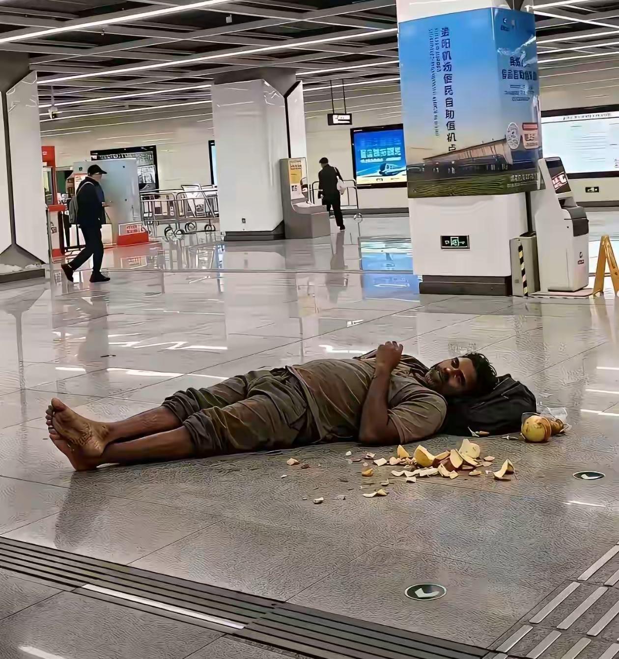 这些印度人直接睡在地铁站之中了身旁还有一些果皮，明明垃圾桶就在不远处，可是他们就