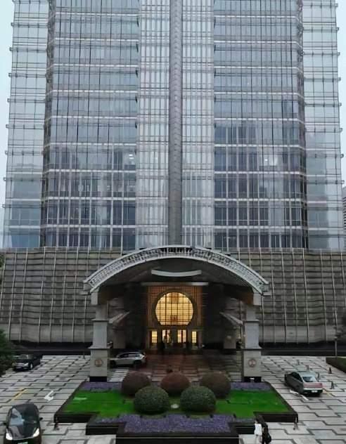 上海金茂大厦的这个大门，以前去的时候还没有特别注意呢！这会从外面看了一下，拍了张