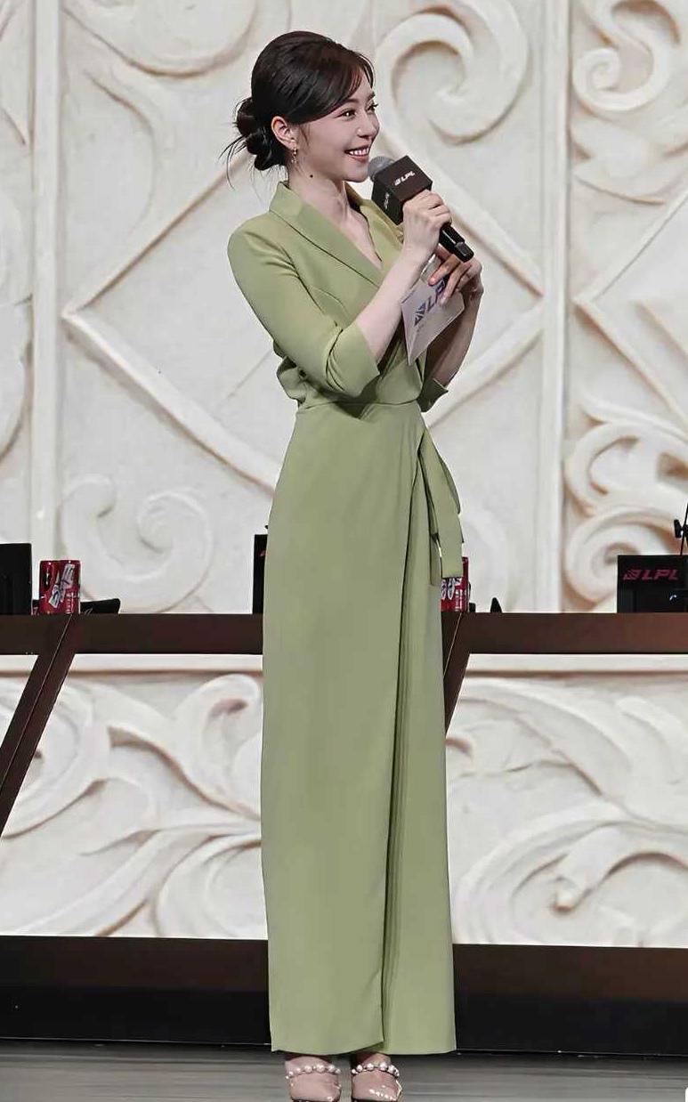美女，身材婀娜多姿，穿的性感修身连体衣裤真好看，但让人疑惑不解的是，美女这连体裤