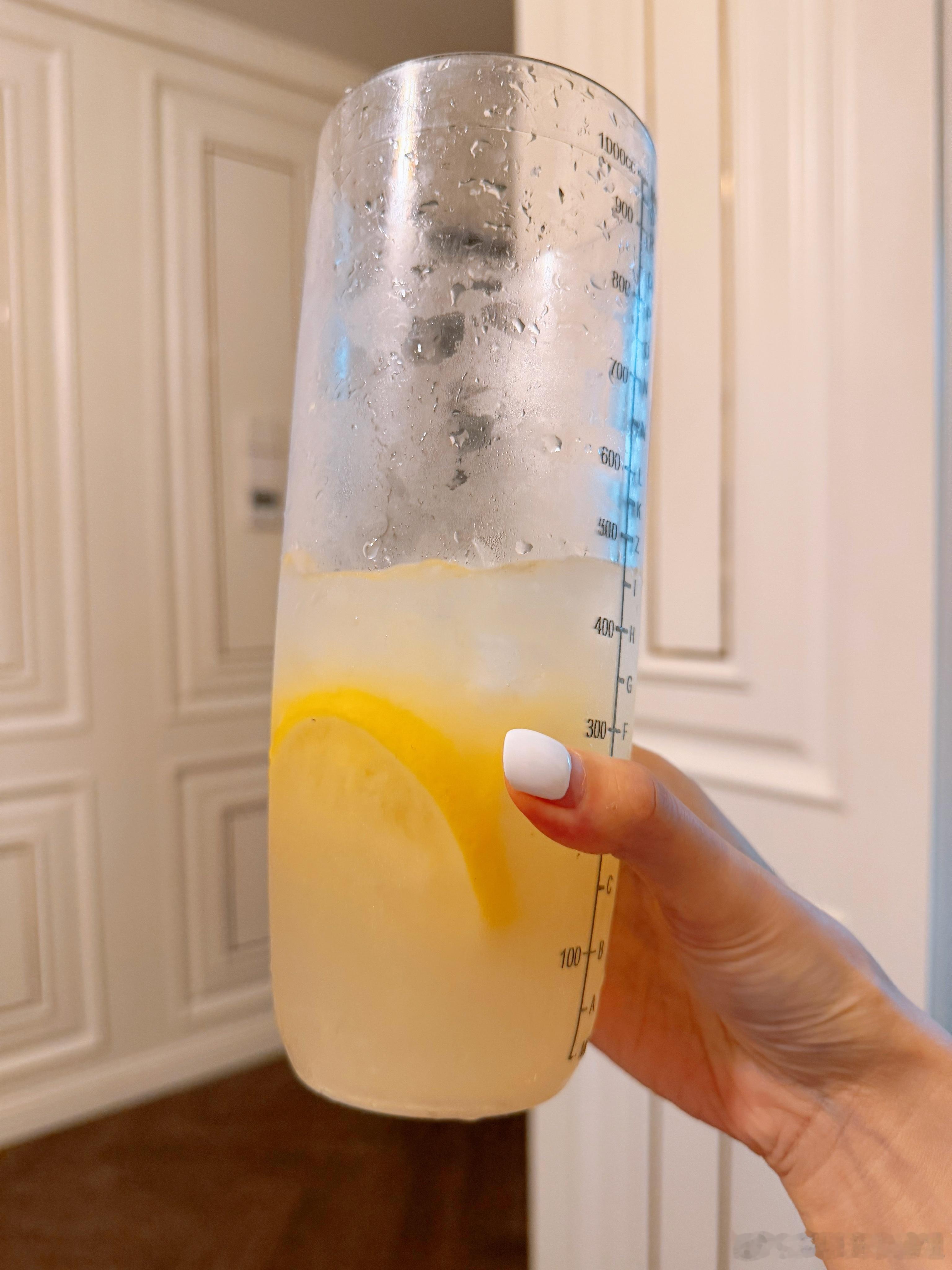 晚上9:00了。我的好大儿非要给我做一杯蜜雪冰城同款柠檬水。这是他上网搜的蜜雪冰