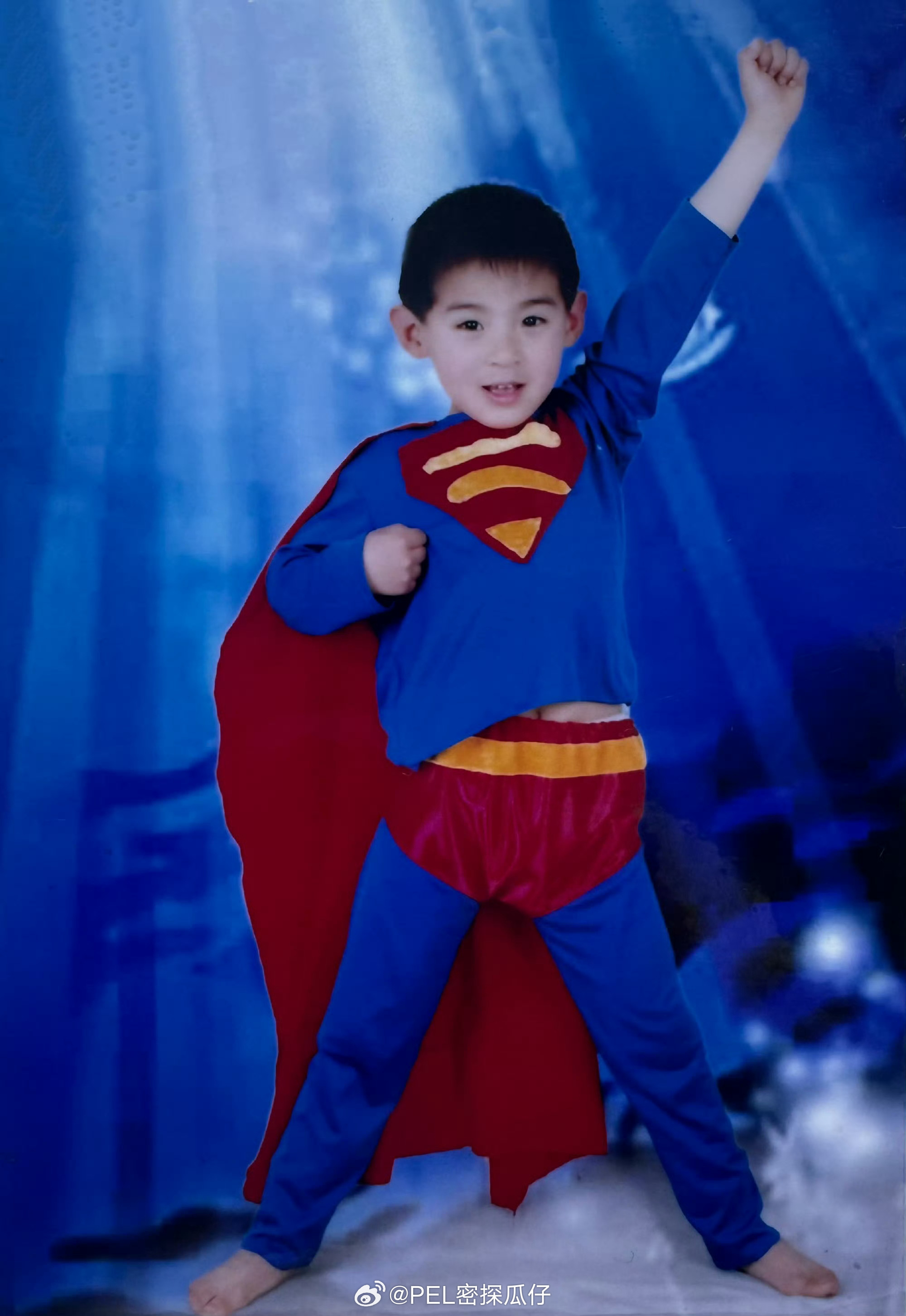 小小超人来也🦸♂️从小就这么潮流呀！整上露脐装了伞兵六一化身超人JDG伞兵首周