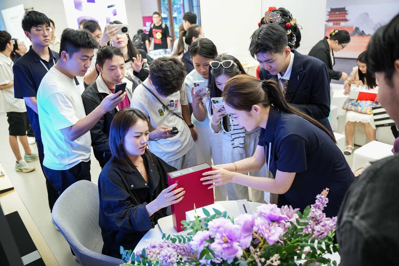 今日上午10:08，华为Mate XTs 非凡大师正式开售，线上线下同步引爆购买