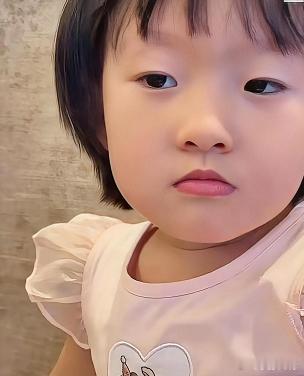 黄一鸣发的闪闪视频太逗了。视频里，闪闪问妈妈“你怎么有两个手机”，那小表情带着满
