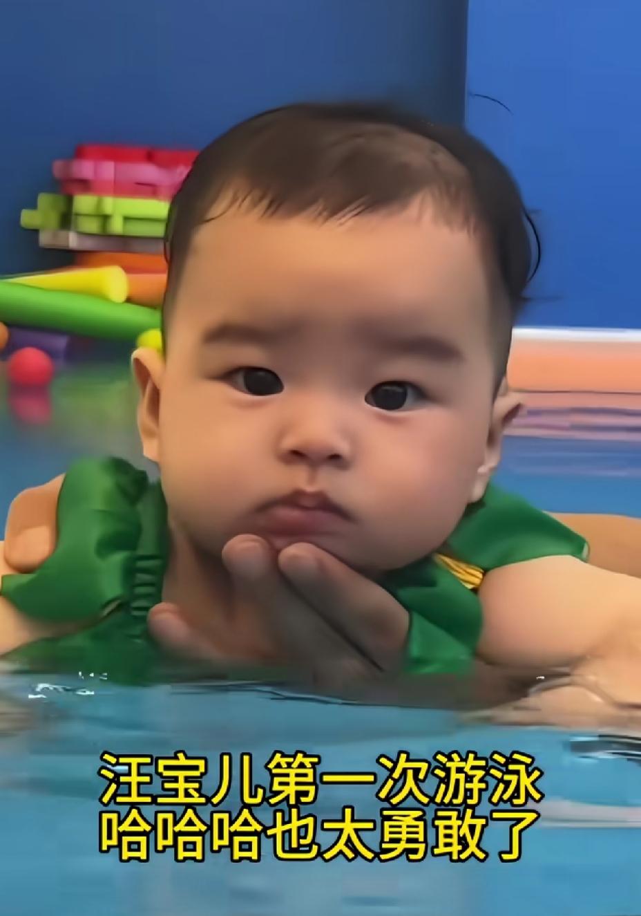 这小孩不像爸也不像妈，长得像奶奶张兰，脑门五官都很相似。