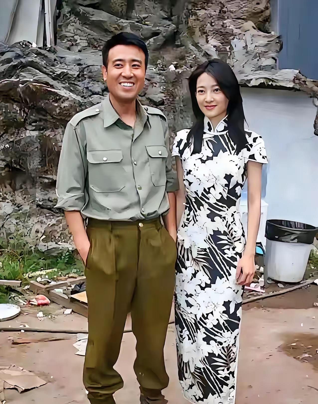 于和伟和王丽坤合影，一个英姿飒爽，一个美丽动人