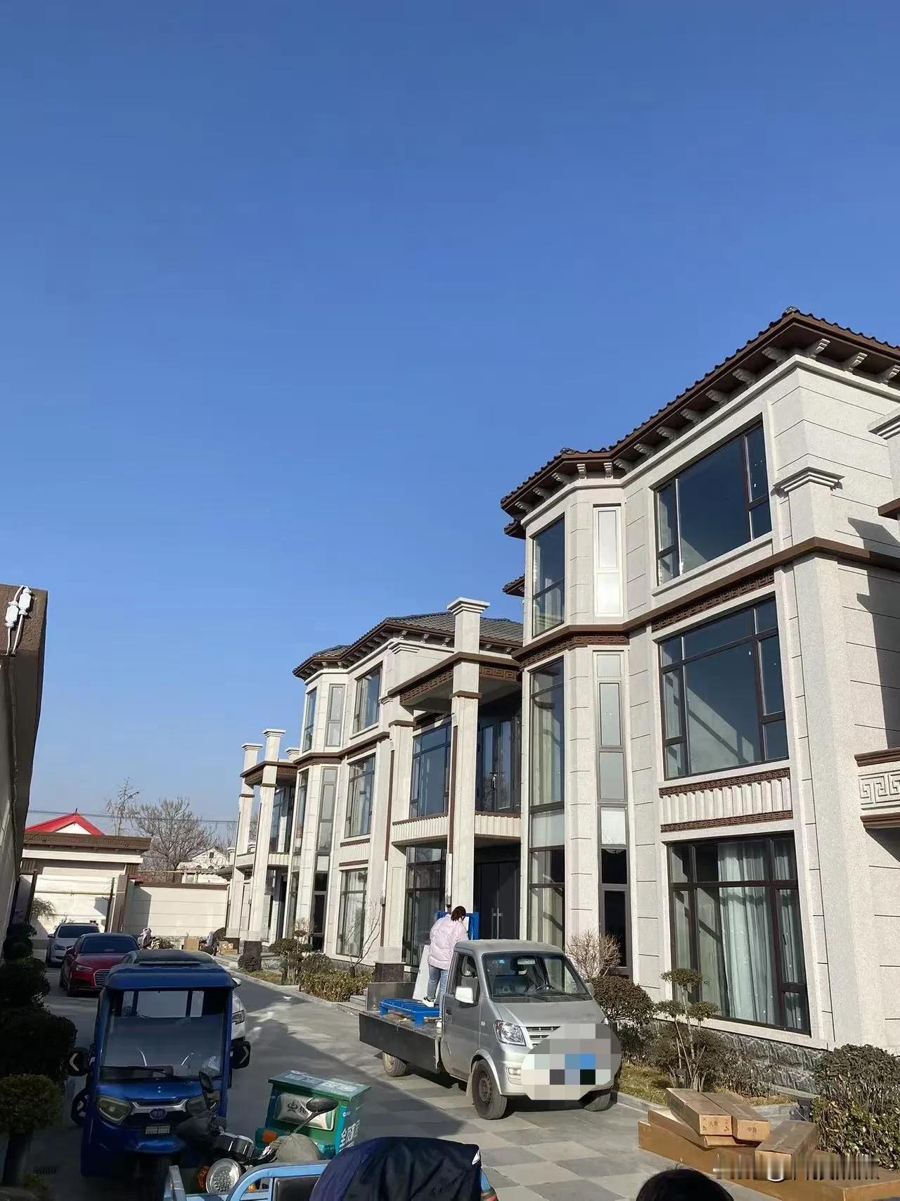 村里这两栋都是一个老板的，起来主体花了170多万，不包括装修费用，不知道哪里来的