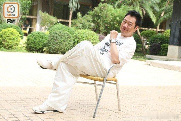 入行逾40年的黎耀祥演出過百多部電視劇，為戲劇人生忙碌大半生的他，近年刻意放慢工