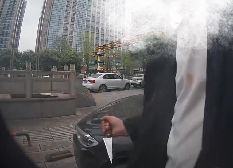 尖刀划车+鸽子血涂车，这是邪教吧。。 