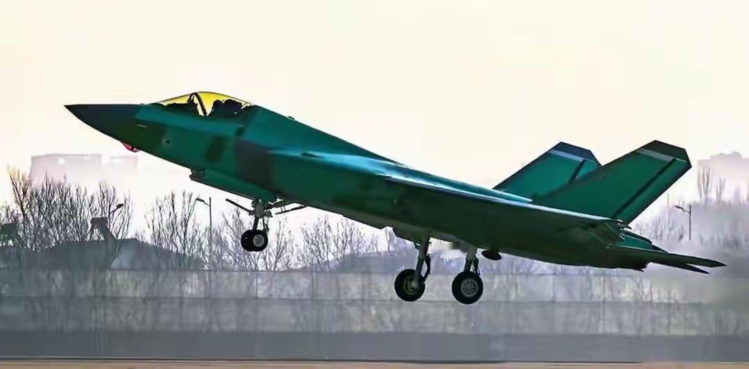 【歼35量产全面加速，海空换装与外贸出口三重引爆！】
近期，中国第二款五代战机歼