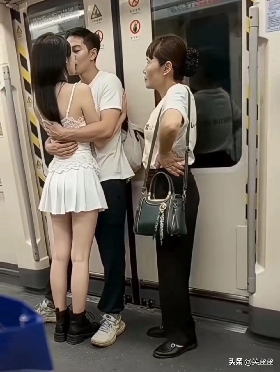 好陶醉呀
大妈也是过来人
看把大妈急得哟[捂脸]