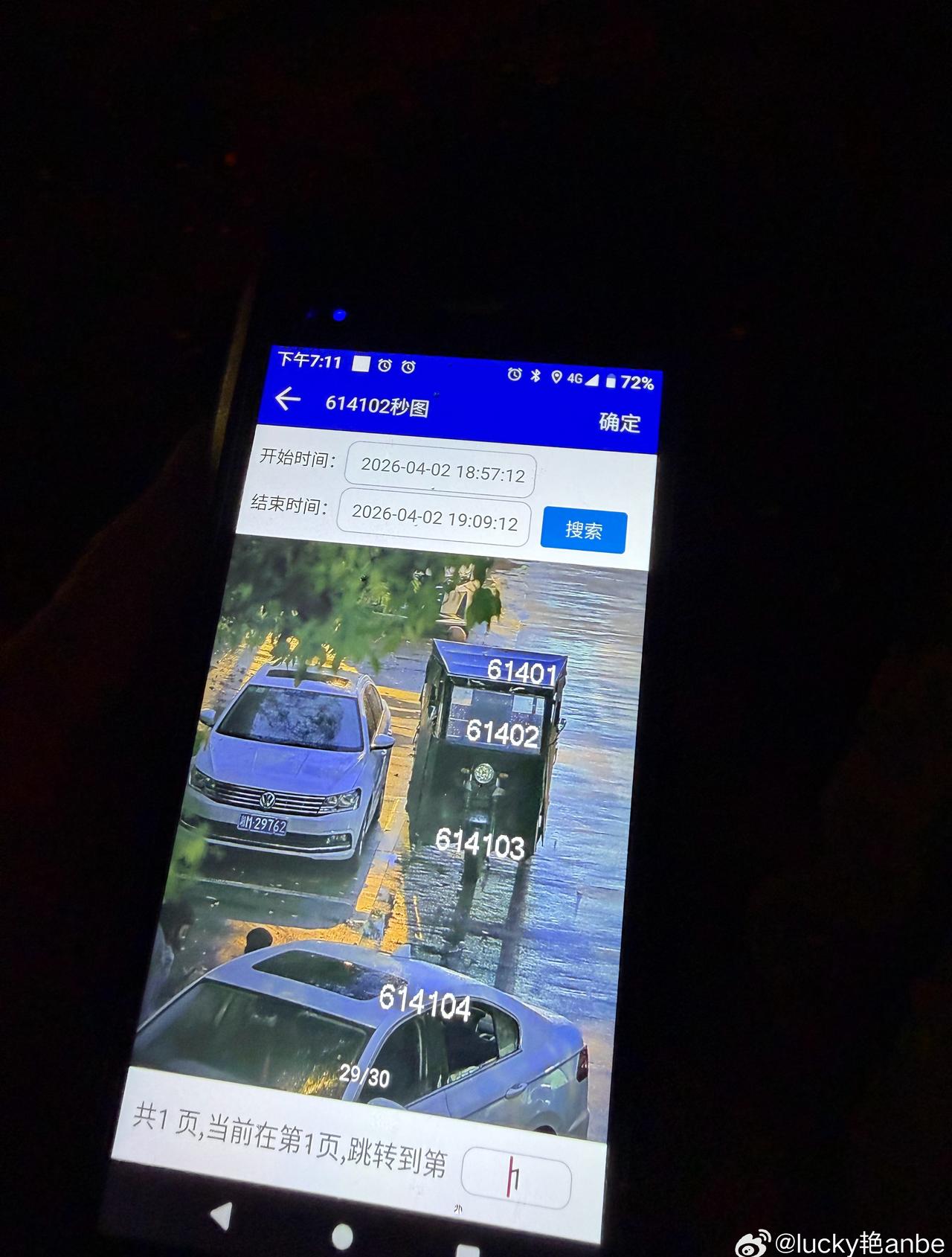 头痛
打电话给交警👮‍♀️
一听是七八十岁的姥姥
还是无牌照 没有驾驶证更头痛