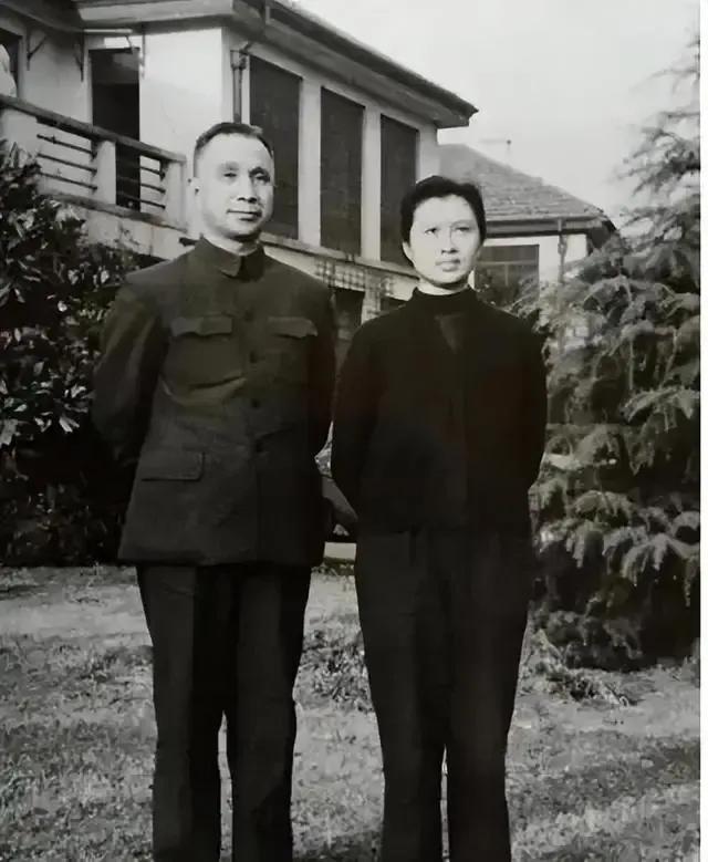 粟裕的妻子楚青曾回忆说：“那时，真的连鬼都不上我家的门”，唯独此人，始终如一。