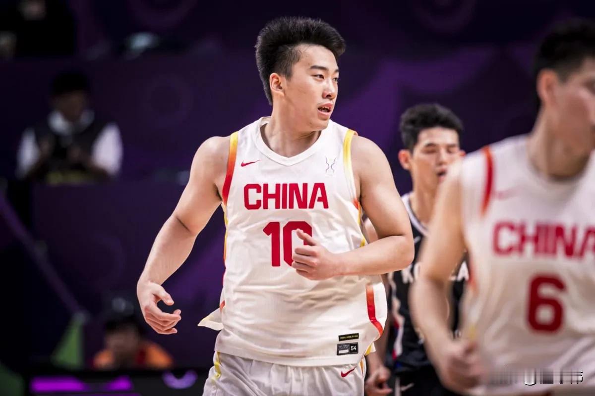 好小伙！王俊杰赛后接受采访表示，郭士强指导在比赛中动员球员，说大胆去拼，输了算他