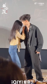 任嘉伦宋祖儿还原单手抱名场面任嘉伦还原单手抱宋祖儿 无忧渡直播任嘉伦宋祖儿的单手