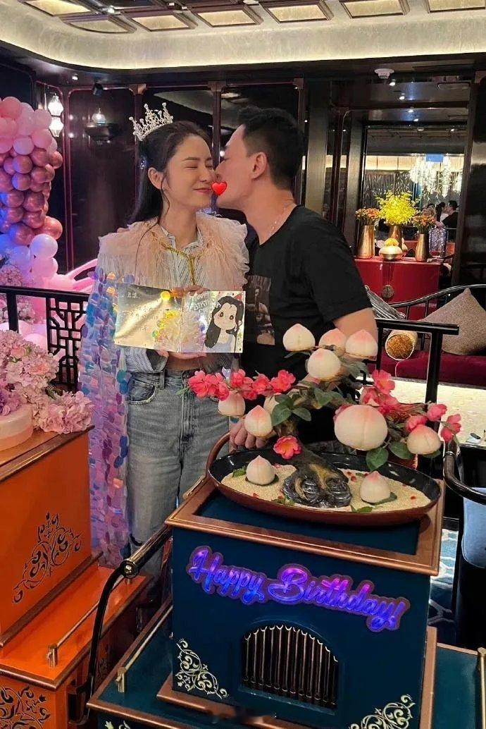 张馨月34岁生日，林峯细心举办了生日派对，送上名贵手表和贴心卡片，夫妻俩当众亲吻