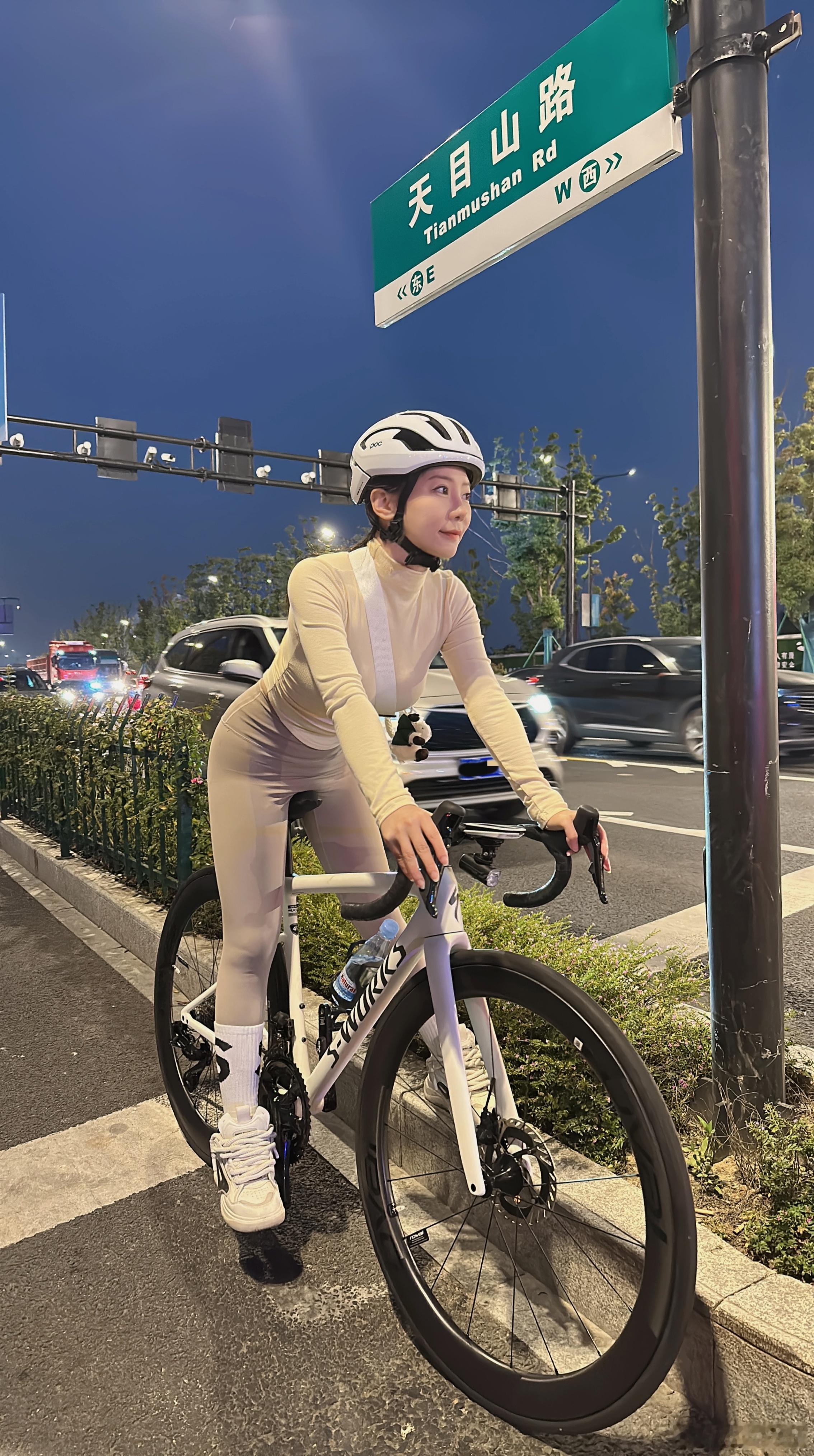 启境啊  启境你竟然还留着彩蛋啊昨天我还寻思启境GT7会不会有车顶行李箱和车顶车