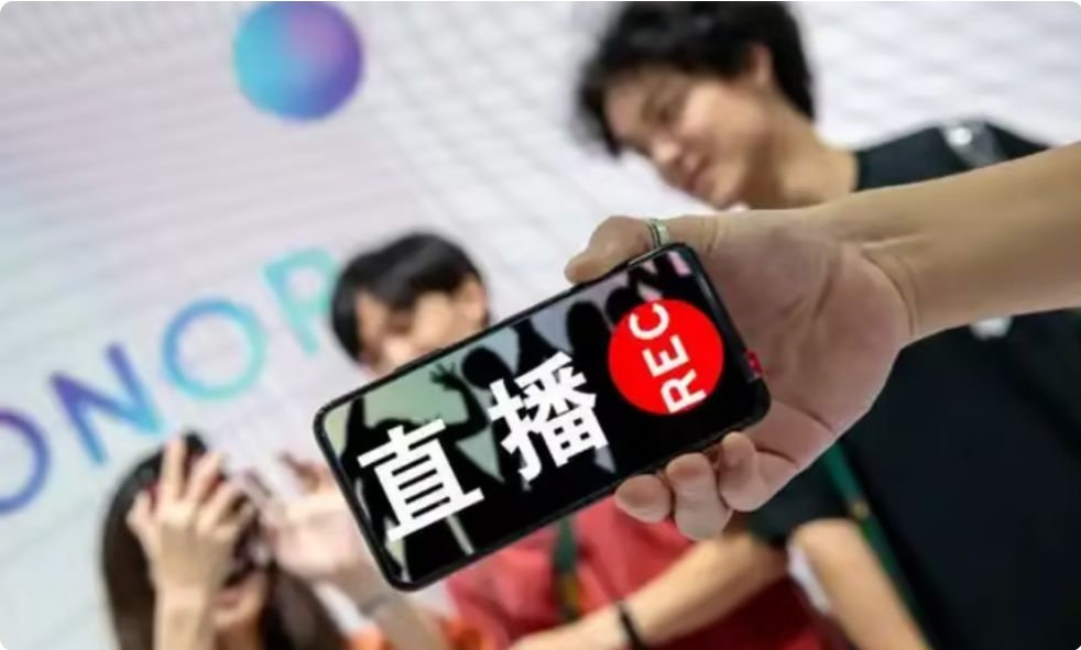 5位女主播在马路上拍视频，警方逮捕后放出真实照片，粉丝根本认不出来 