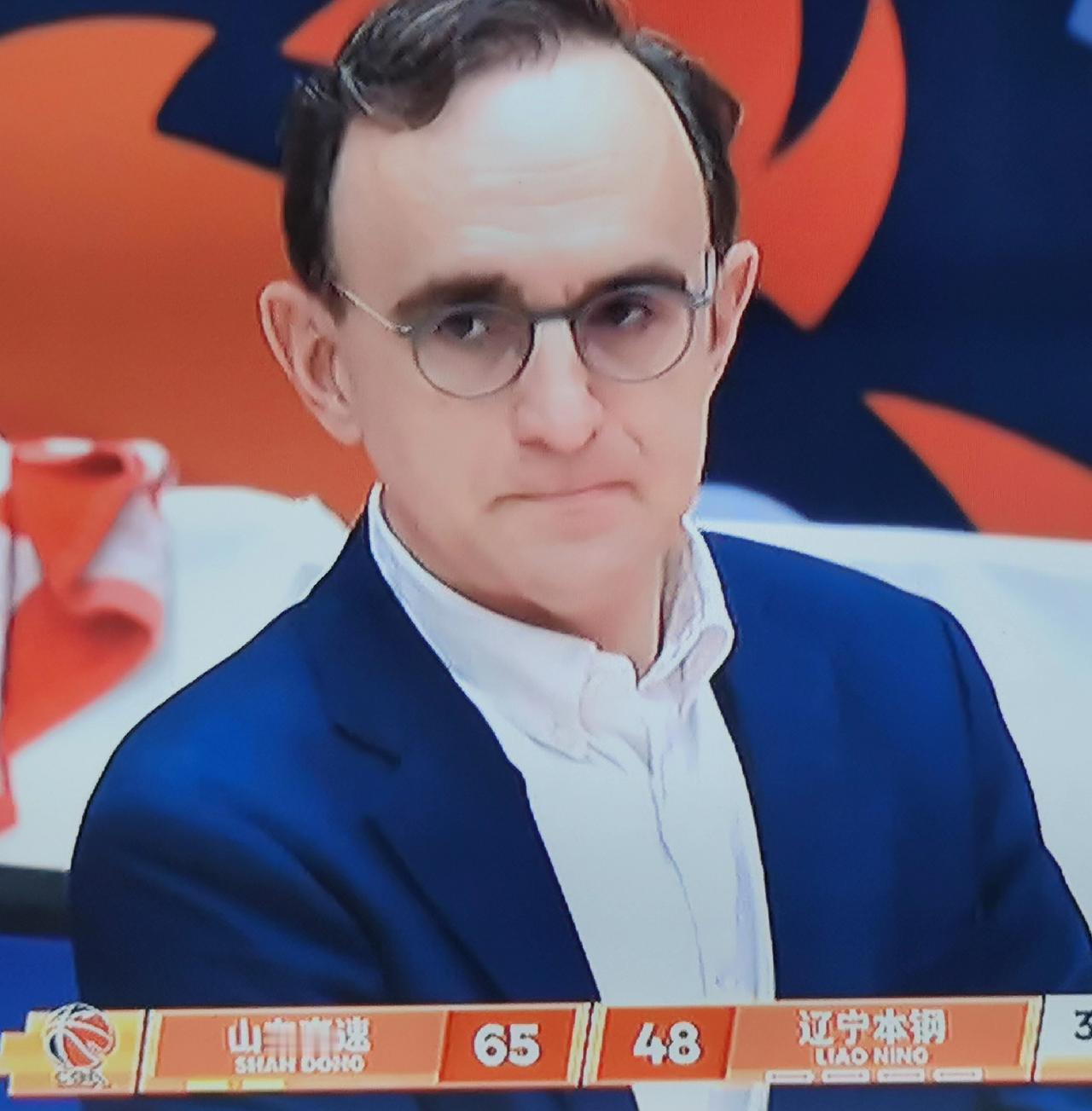 今晚辽宁队终于输了，成就了卢伟准备羞辱山东队的期待。
杨鸣解说辽宁队和山东队附加