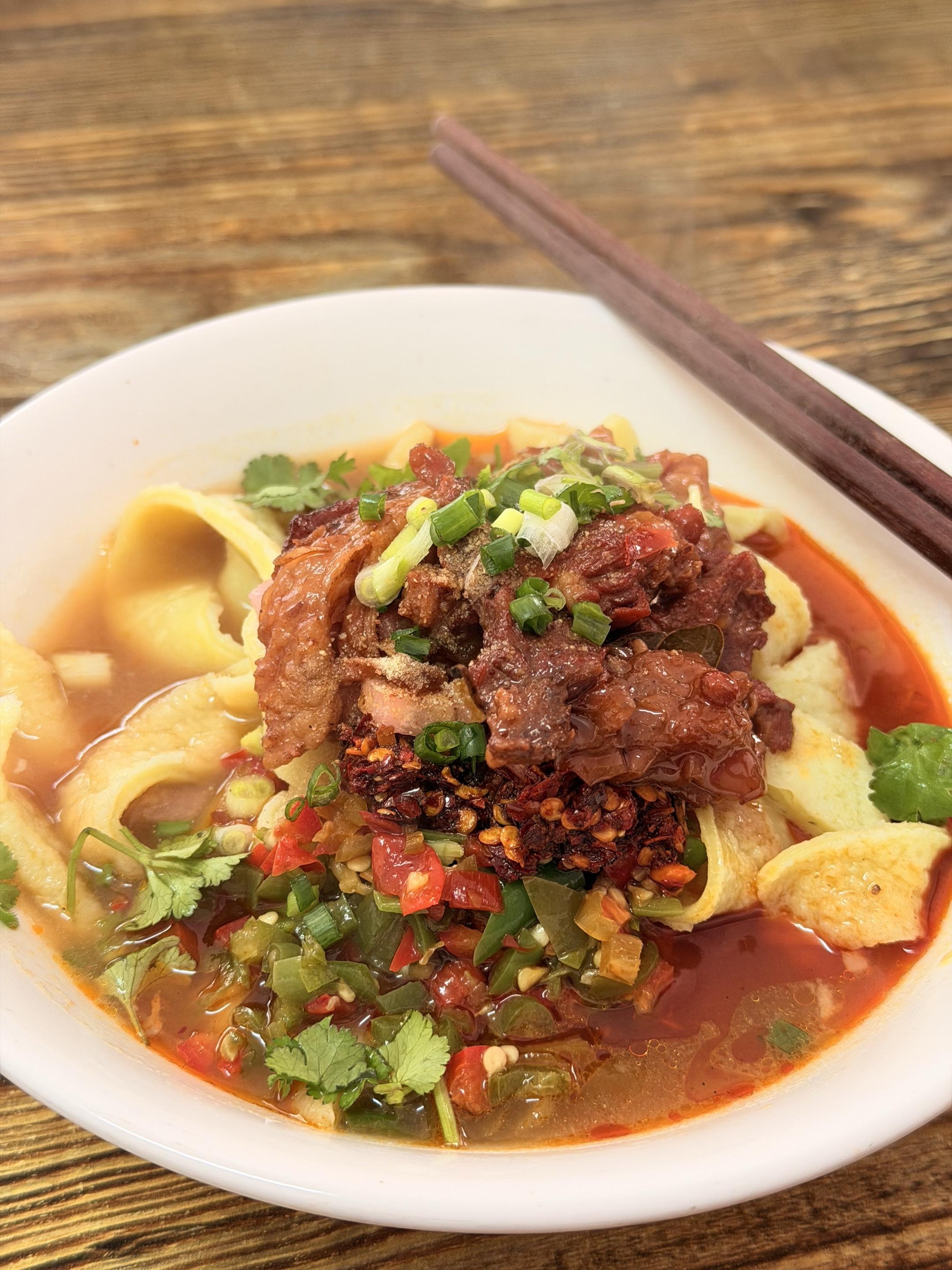 回家过年四件套：吃粉、带娃、麻将、宵夜