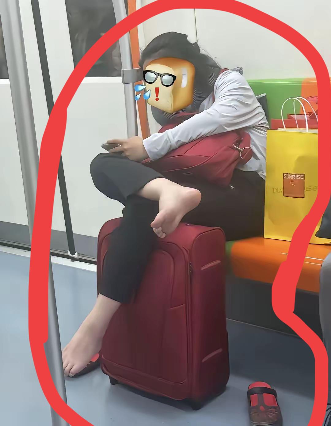 地铁车厢内：突然，发现对面坐着一名年轻女子，斜靠在座位上，不料，仔细看却发现，女