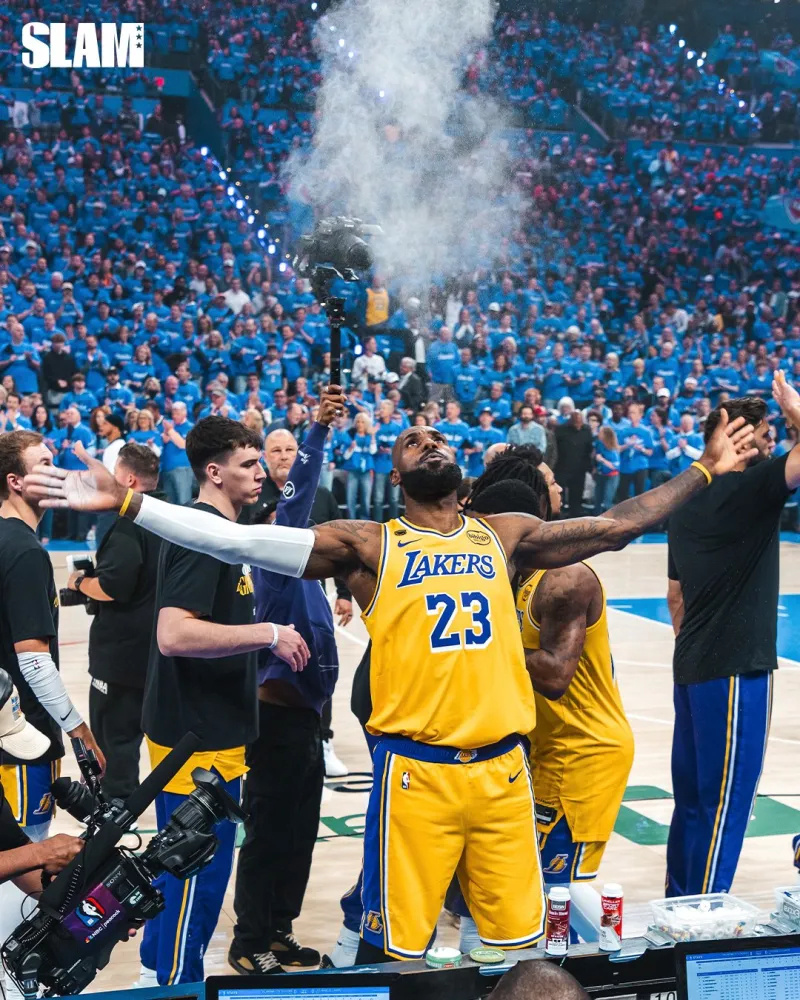SLAM分享詹姆斯抛洒镁粉的经典动作：我们至今仍是见证者！ 昨日NBA季后赛湖人