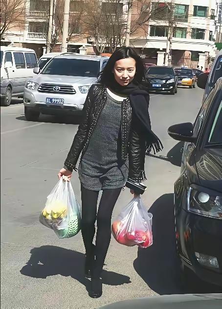 遥想潘粤明和董洁当年，都拥有高颜值，是娱乐圈的金童玉女，好般配的一对璧人。
那年