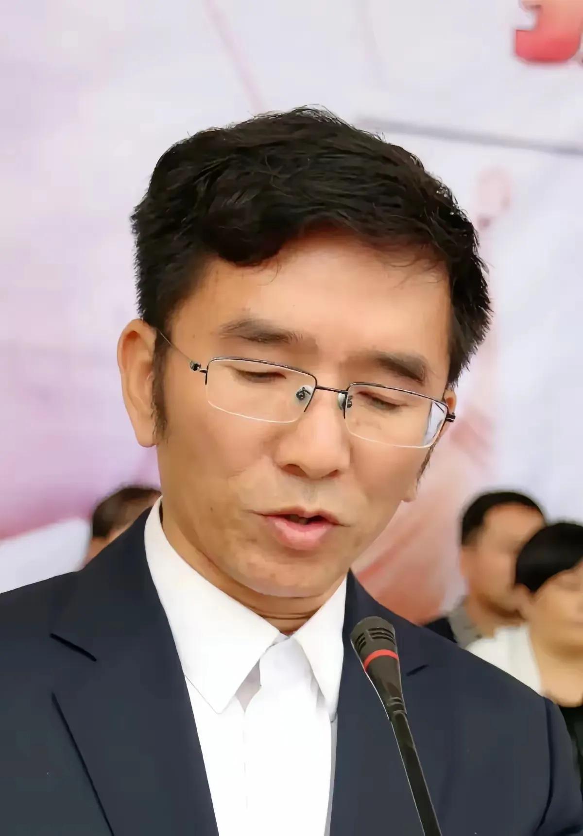 昆明一所学校因给学生提供变质肉类，导致孩子们频繁生病住院，这一事件一经曝光，便引