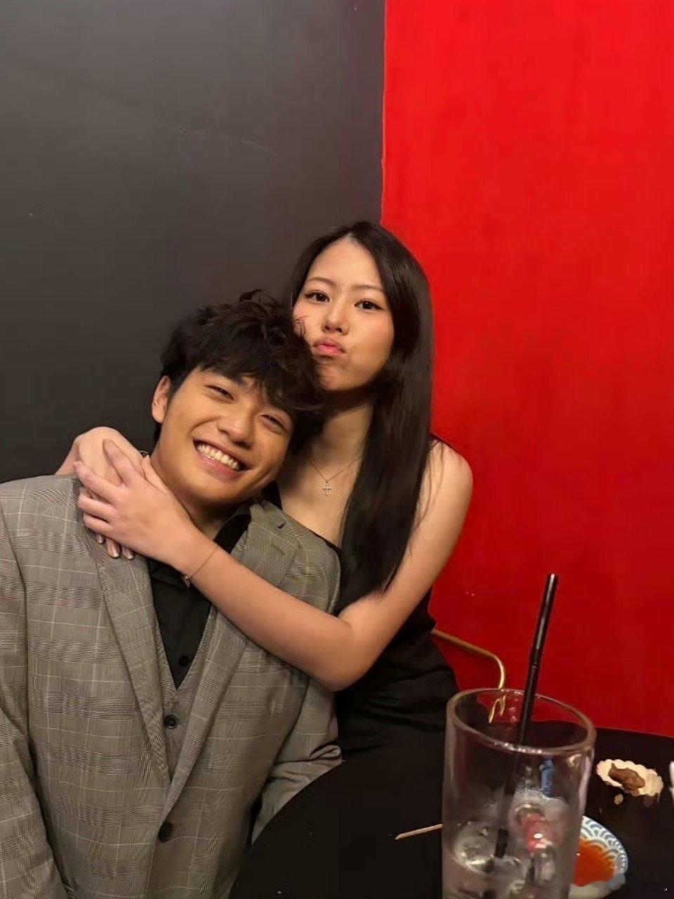 曹格儿子表白女友时间也太快了吧！！曹格的儿子Joe18岁生日高调示爱女友小情侣好
