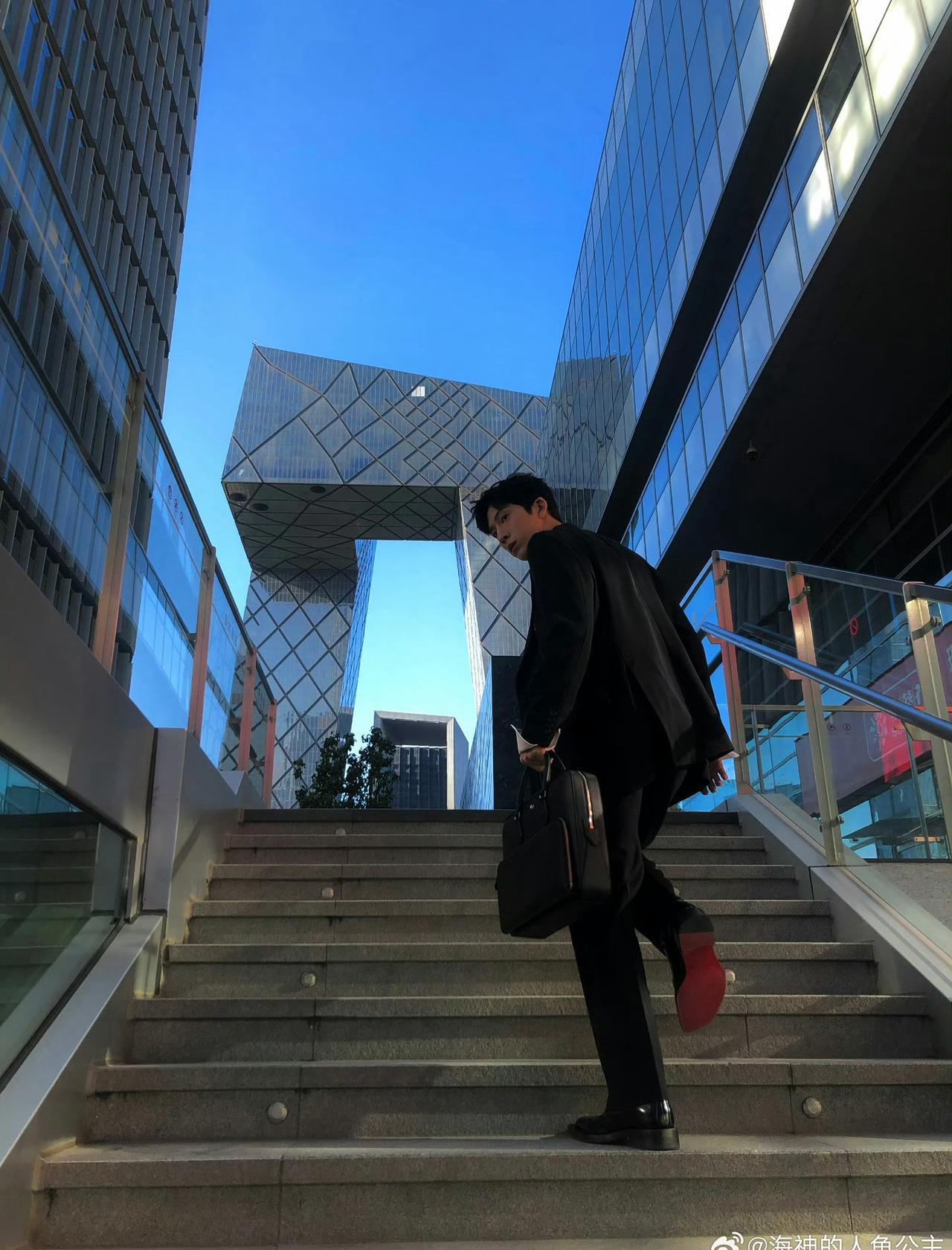 《早春晴朗》又名《所有人都在国贸补拍物料》 ​​​