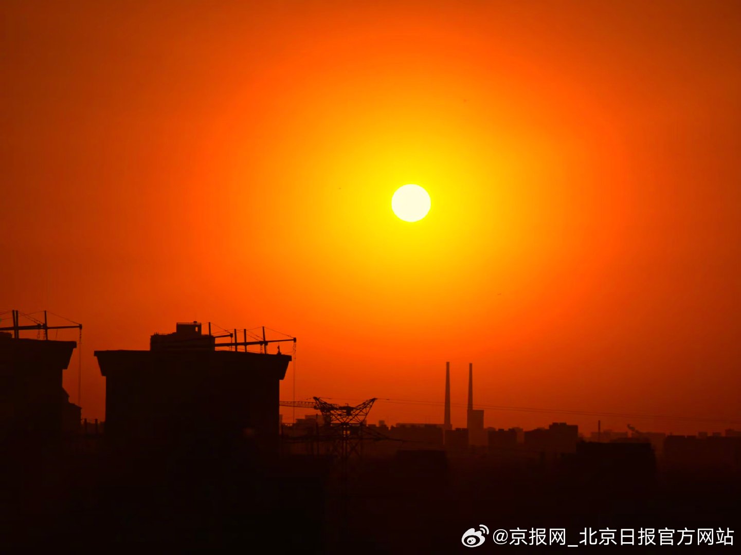 【喜庆！#北京小年晚霞太应景了#】#过完小年还是小年# 2月10日，北方小年。傍