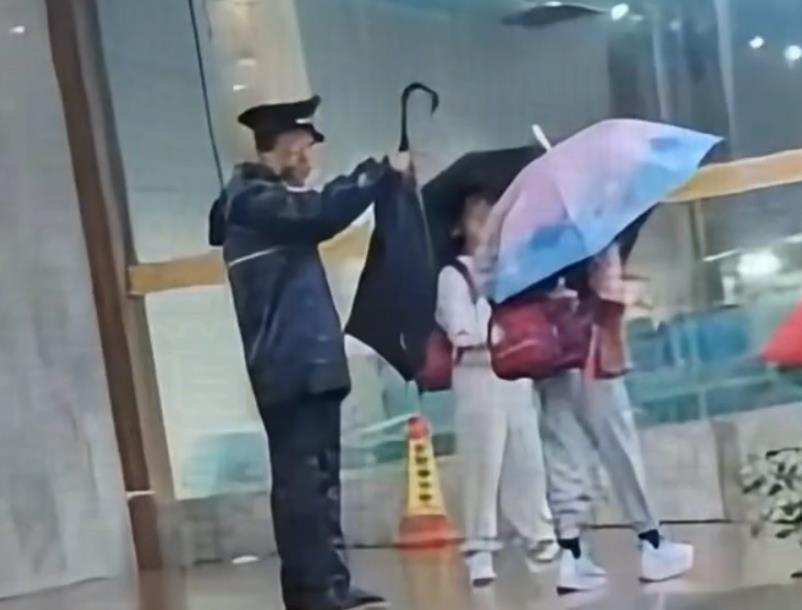 不能光埋怨保安！
母子避雨，保安驱赶，这事我有不同的看法：如果为了保持干净的环境