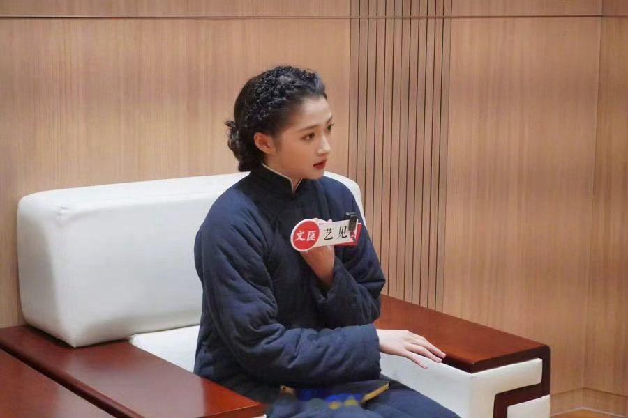 关晓彤讲述人民艺术家秦怡的少女时代关晓彤说前辈的青春波澜壮阔 关晓彤：演完秦怡，