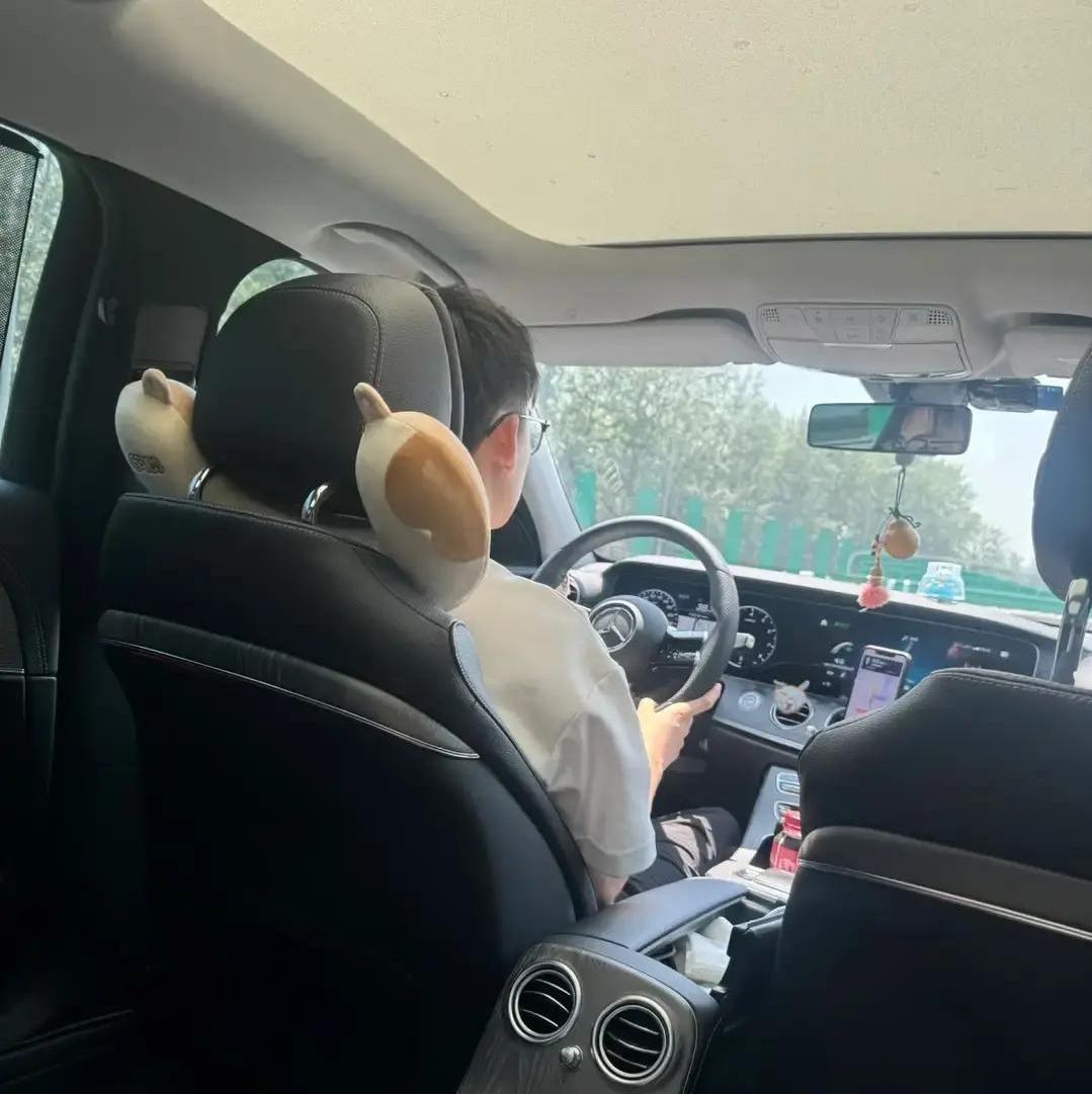凌晨两点打车，司机却急着催乘客赶紧下车！
 
北京这位男护士下夜班打车回家，一路